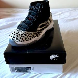 Air Jordan 11 Retro Women Shoes Size 7.5 Color: Black/ Gym Red Sail / White